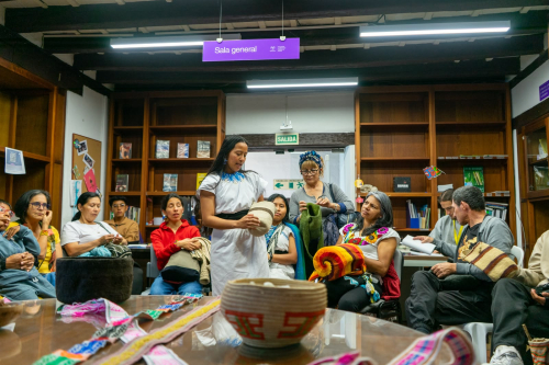 mujer en biblioteca