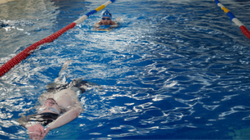 Fotografía de varias personas en la piscina del centro felicidad chapinero