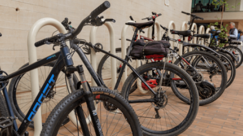 Fotografía del bici parqueadero del Centro Felicidad Chapinero ocupado por varias bicicletas y patinetas