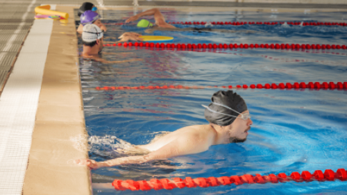 Fotografía de una persona realizando práctica libre en la piscina del centro felicidad chapinero