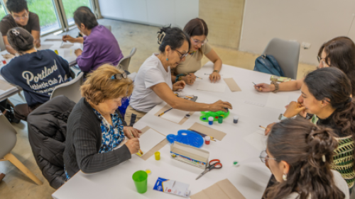 Fotografía de personas en un taller de artes plásticas