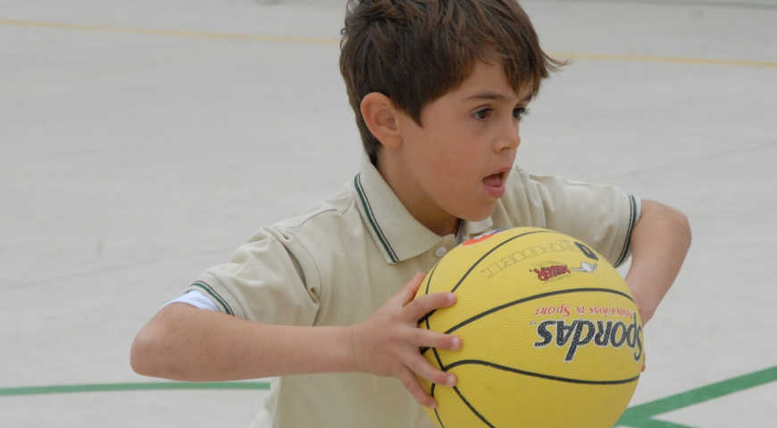 Niño jugando baloncesto. Foto: Pixabay.