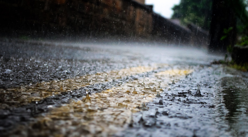 Lluvia sobre asfalto