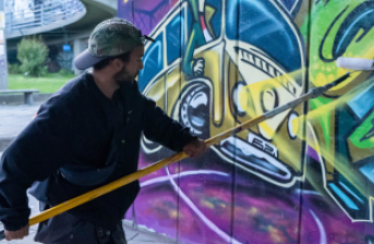 Artista urbano pintando