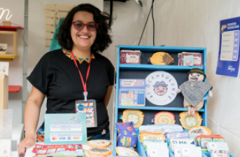 Mujer sonriendo mostranto unos productos