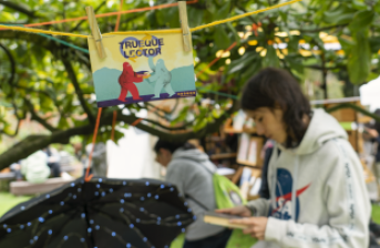 Mujer leyendo en un parque