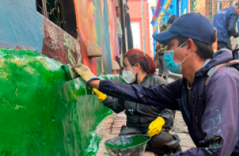 Jovenes pintando fachada