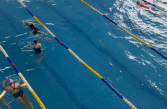 Fotografía de la piscina del Centro Felicidad Chapinero con personas nadando