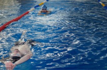 Fotografía de varias personas en la piscina del centro felicidad chapinero
