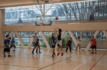 Fotografía de personas en un partido de baloncesto en la arena polivalente del Centro Felicidad Chapinero