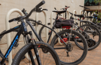 Fotografía del bici parqueadero del Centro Felicidad Chapinero ocupado por varias bicicletas y patinetas