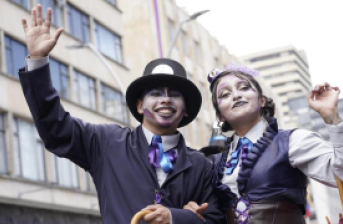 personas disfrazadas en comparsa