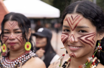 mujer indígena en conmemoración