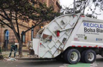 camión de basura en la calle de Bogotá