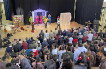 Fotografía de una obra en el teatro urbano del Centro Felicidad Chapinero