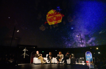 Personas conversando en el Planetario