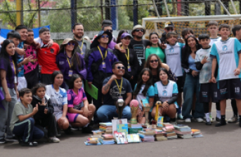 Personas posando para Libro Copa 2025 en Chapinero