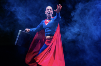 actor interpretando a superman