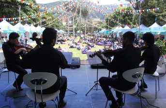 músicos tocando en vivo
