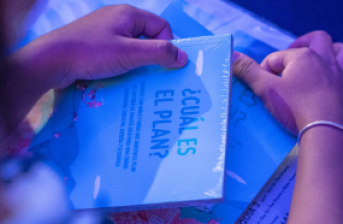 foto de persona abriendo un libro