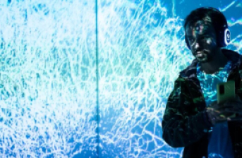 persona en videomapping