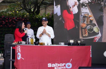foto sabor bogota, cocineros al fondo