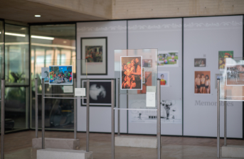 Fotografía de una exposición en el Centro Felicidad Chapinero