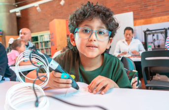 niño aprendiendo en una biblioteca 