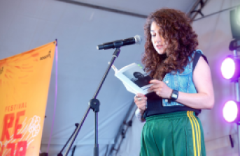 Persona declamando poesia en una tarima