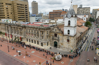 personas reunidas en espacio público