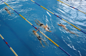 Fotografía de personas nadando en la piscina del Centro Felicidad Chapinero