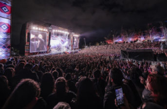 personas disfrutando un concierto