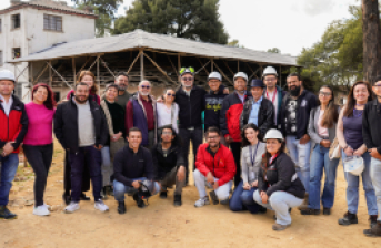 personas al frente de casa patrimonial
