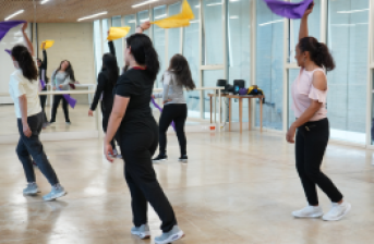 Fotografía de personas bailando en el aula de danza