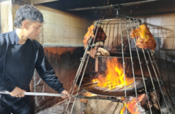 persona haciendo asado