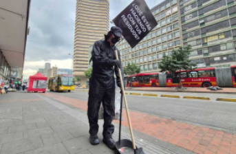 persona en espacio público barriendo