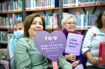 adultas en biblioteca