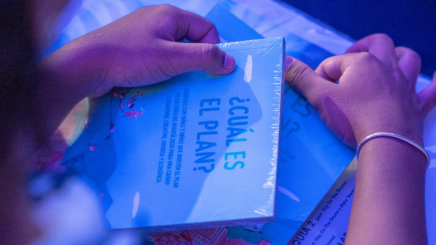 foto de persona abriendo un libro