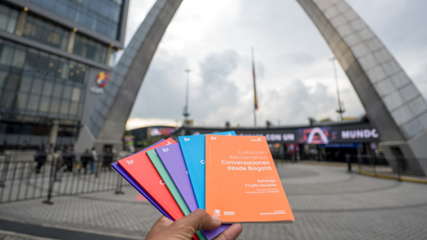 foto de libros en arco de corferias