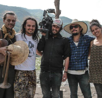 personas sonriendo en grabación 