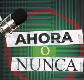 Texto Ahora o Nunca con una ilustración de un micrófono al lado izquierdo