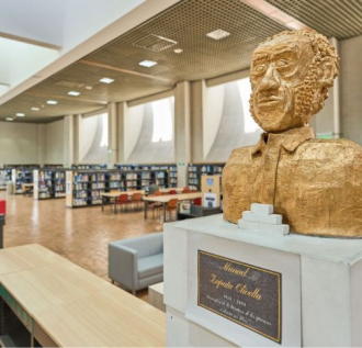 Escultura Manuel Zapata Olivella en una biblioteca