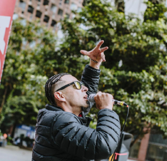 Jóven cantando al aire libre