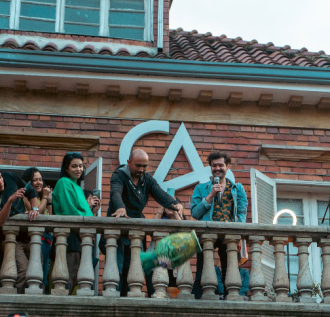 Personas reunidas en el exterior de una casa