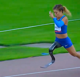 Mujer con discapacidad compitiendo en una carrera de atletismo