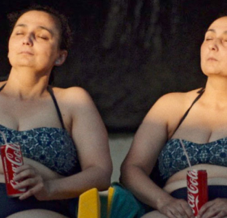 Dos mujeres tomando el sol en traje de baño