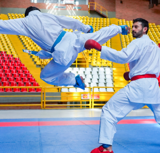 Dos personas practicando karate