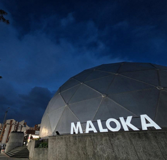 fachada de Maloka de noche