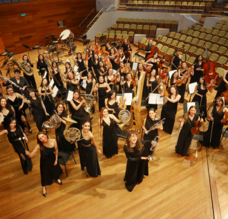 integrantes de La Orquesta Filarmónica de Mujeres en concierto