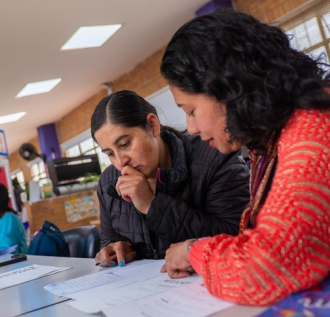 dos mujeres leyendo